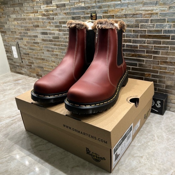 Dr. Martens 2976 Leonore Faux Fur Lined Chelsea Boots - Picture 3 of 14